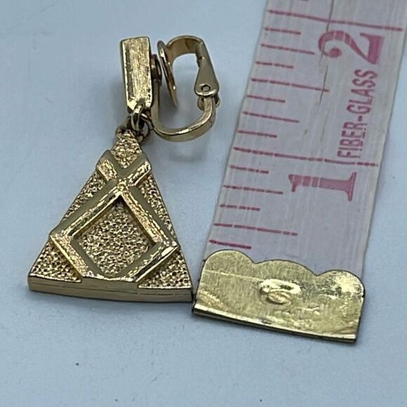 Vintage dangle clip style earrings gold colored triangle pattern. - Picture 3 of 7